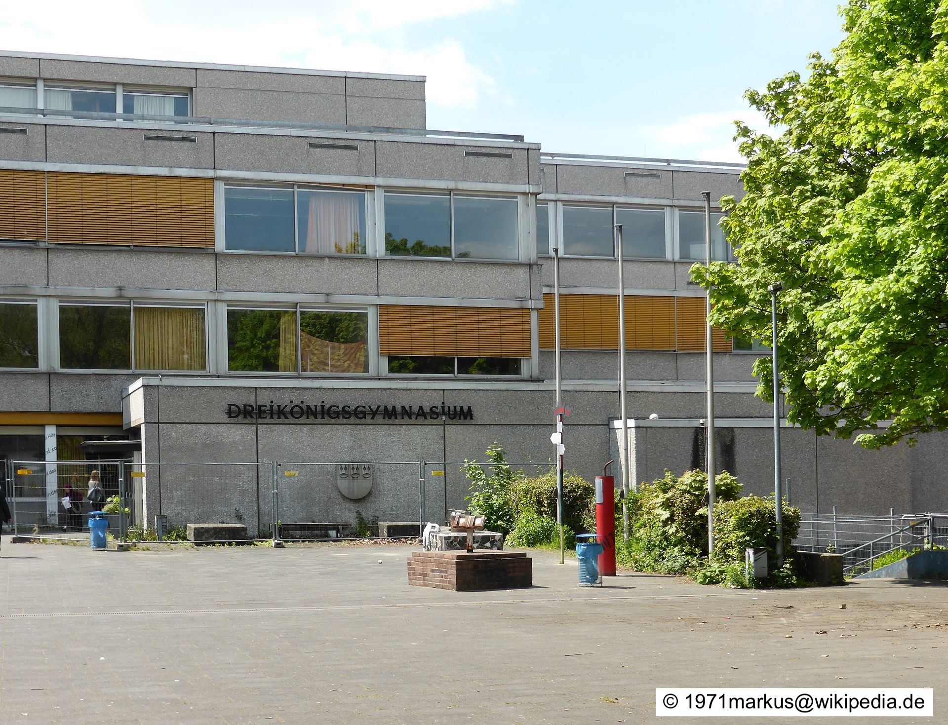 Schulhof und unsanierter Plattenbau eines Gymnasiums als Beispiel für ein marodes und verfallenes Schulgebäude im Ganztag.